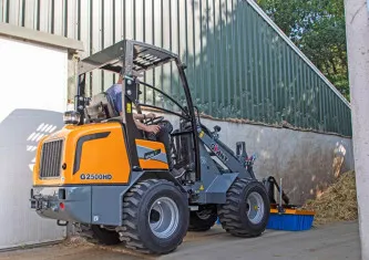 Giant G2500 HD med redskab – producentfoto 1